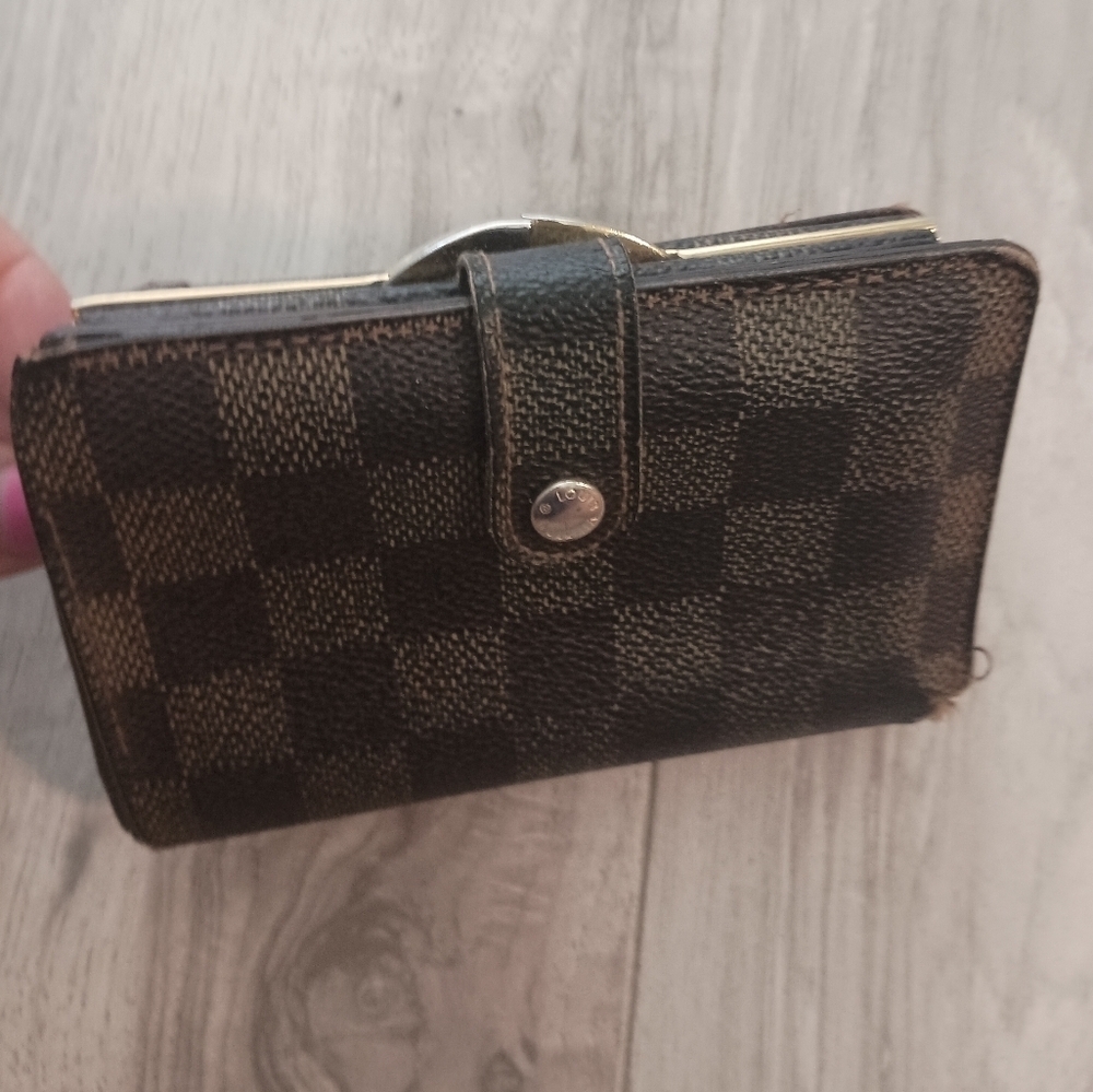 Authentic Louis Vuitton Damier kisslock women’s wallet w/ COA